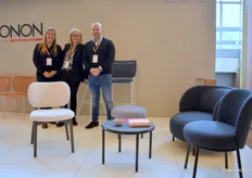 Josefien Holtrigter, Patrizia Morocutti en Rutger Jonas van Tonon, dat stoelen en tafels liet zien met een verhaal, zoals de Elti-stoel (met houten frame).